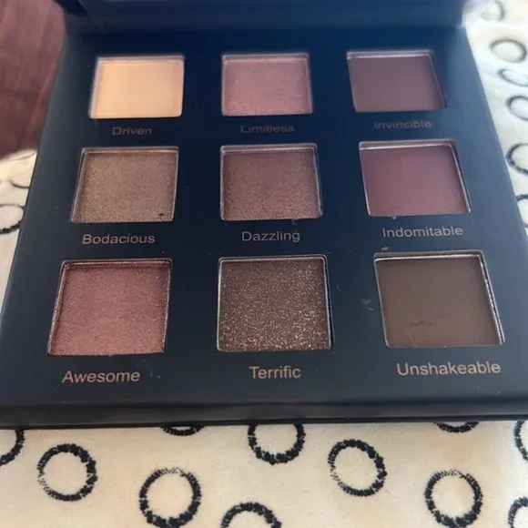 - REALHER Do Your Squats Eyeshadow Palette- NIB - Picture 3 of 5